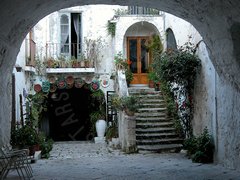 Cortile di una casa con scala in un borgo antico