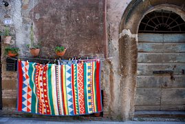 Panni stesi davanti a casa storica