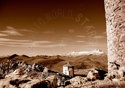 Veduta panoramica con montagne e antico edificio