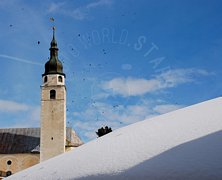 Campanile su cielo azzurro