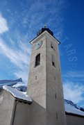 Campanile su cielo azzurro con nuvole