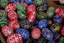 Uova di cioccolata colorate