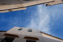 Case bianche di malta viste dal basso