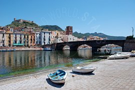 Barche in secca e ponte antico