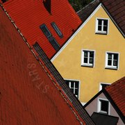 File di sedie di plastica bianche