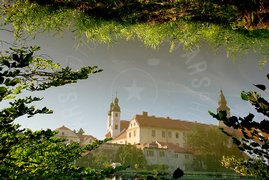 Villaggio tedesco con laghetto e riflessi verdi