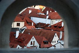 Tetti del villaggio visti da un arco