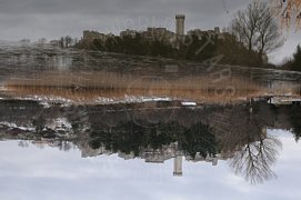 Torre e borgo riflessi sul lago