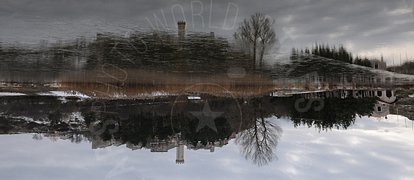 Torre e borgo riflessi sul lago