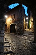 Via del borgo in notturna con arco