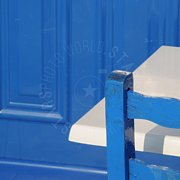 Particolare di sedie blu e tavolino bianco