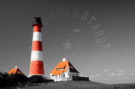 Faro rosso e bianco in riva al mare